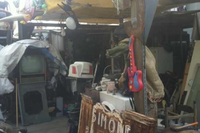 Simone il rigattiere: sculture surreali con cio' che trova per strada